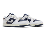 Vista frontal do Nike HUF x Nike SB Dunk Low New York Branco/Azul mostrando biqueira e costuras