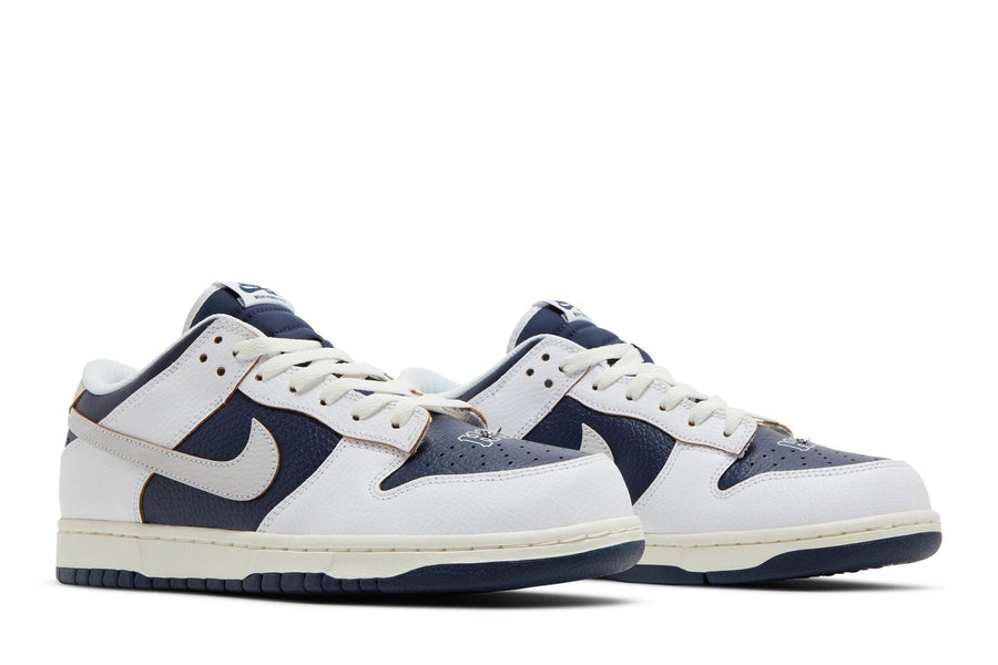 Vista frontal do Nike HUF x Nike SB Dunk Low New York Branco/Azul mostrando biqueira e costuras