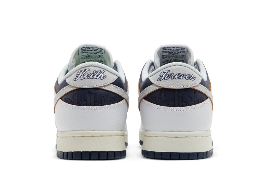 Vista superior do Nike HUF x Nike SB Dunk Low New York Branco/Azul mostrando abertura, lingueta e cadarços