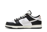 Vista lateral do Nike HUF x Nike SB Dunk Low San Francisco mostrando design do cabedal e logo da marca