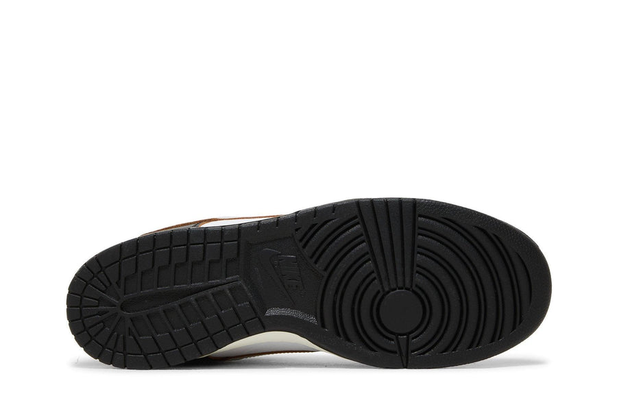 Vista traseira do Nike HUF x Nike SB Dunk Low San Francisco mostrando calcanheira e detalhes do solado