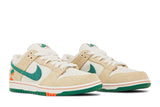 Vista frontal do Nike Jarritos x Nike SB Dunk Low Branco/Verde mostrando biqueira e costuras