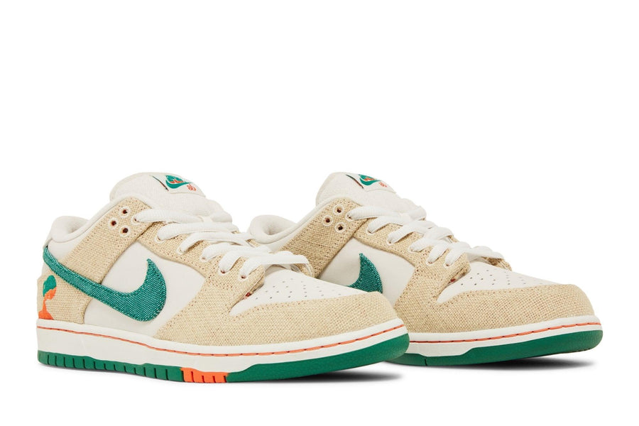 Vista frontal do Nike Jarritos x Nike SB Dunk Low Branco/Verde mostrando biqueira e costuras
