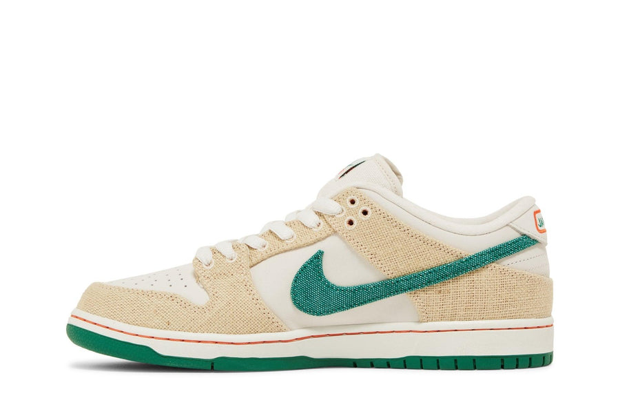 Vista lateral do Nike Jarritos x Nike SB Dunk Low Branco/Verde mostrando design do cabedal e logo da marca