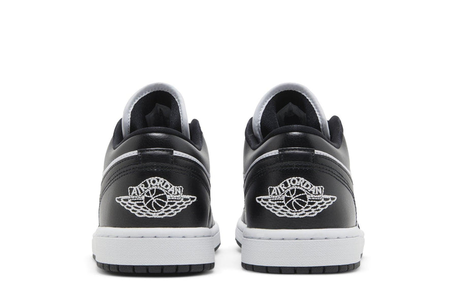 Vista superior do Jordan Nike Air Jordan 1 Low Panda (2023) mostrando abertura, lingueta e cadarços