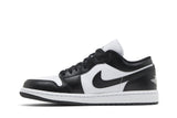 Vista lateral do Jordan Nike Air Jordan 1 Low Panda (2023) mostrando design do cabedal e logo da marca