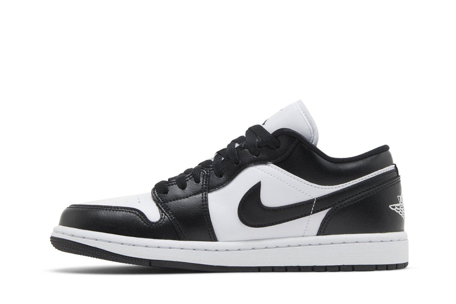 Vista lateral do Jordan Nike Air Jordan 1 Low Panda (2023) mostrando design do cabedal e logo da marca