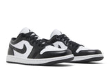 Vista frontal do Jordan Nike Air Jordan 1 Low Panda (2023) mostrando biqueira e costuras