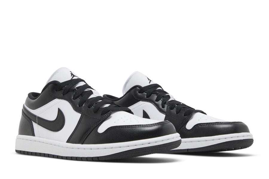 Vista frontal do Jordan Nike Air Jordan 1 Low Panda (2023) mostrando biqueira e costuras
