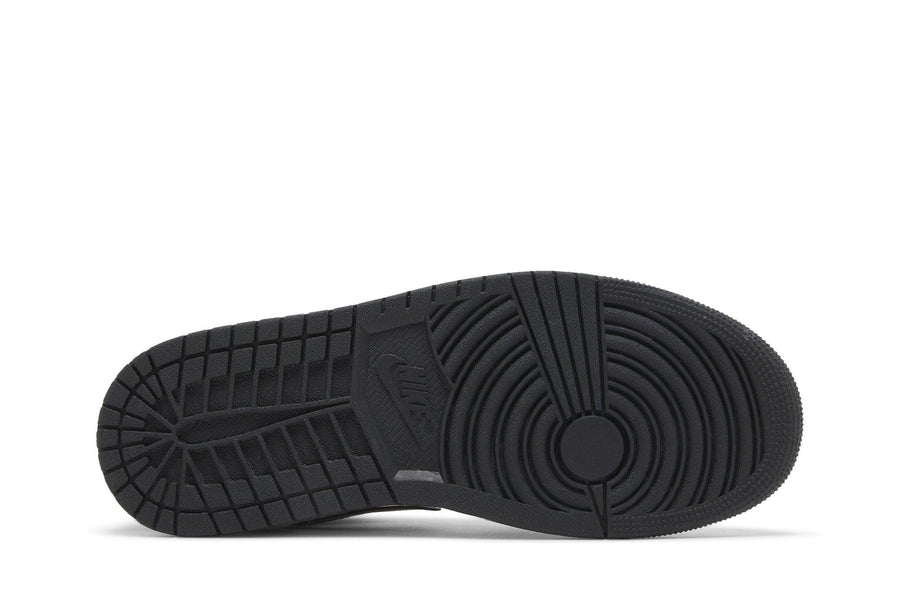 Vista traseira do Jordan Nike Air Jordan 1 Low Panda (2023) mostrando calcanheira e detalhes do solado