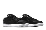 Vista frontal do Nike Medicom Toy x Nike SB Dunk Be@rbrick mostrando biqueira e costuras