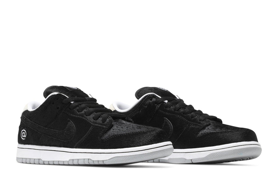 Vista frontal do Nike Medicom Toy x Nike SB Dunk Be@rbrick mostrando biqueira e costuras