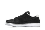 Vista lateral do Nike Medicom Toy x Nike SB Dunk Be@rbrick mostrando design do cabedal e logo da marca