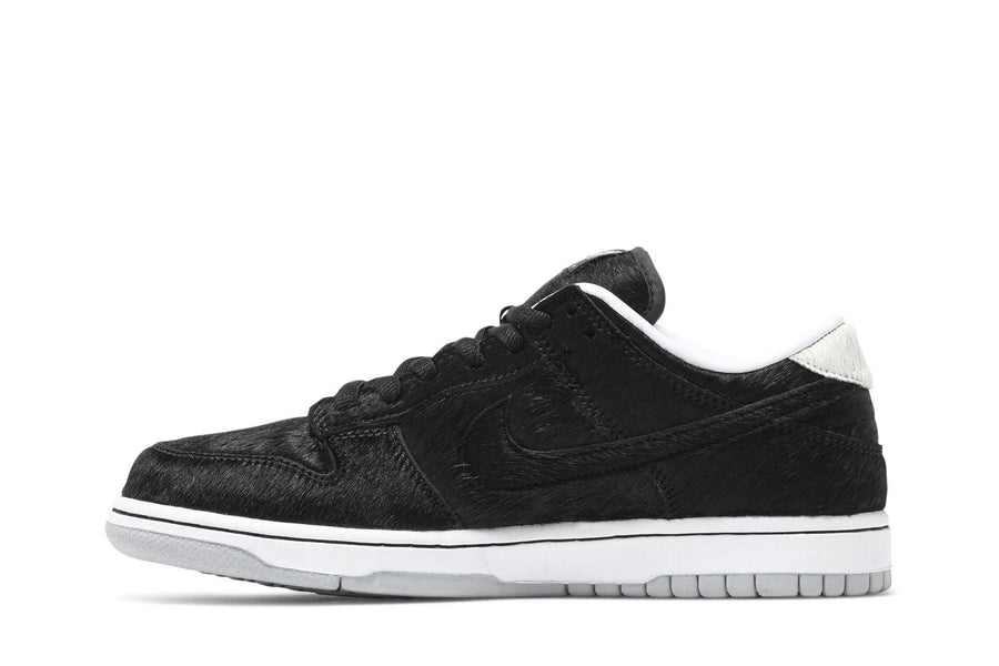 Vista lateral do Nike Medicom Toy x Nike SB Dunk Be@rbrick mostrando design do cabedal e logo da marca