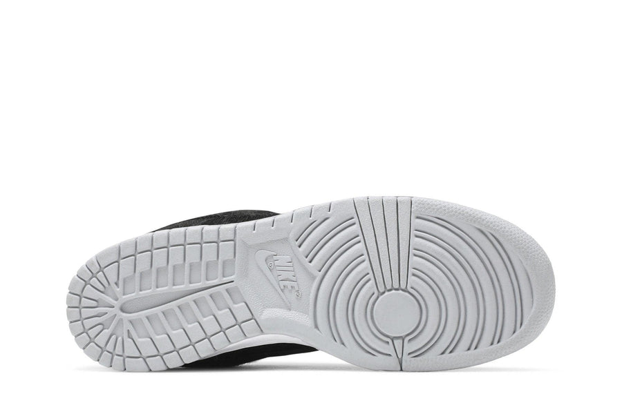 Vista traseira do Nike Medicom Toy x Nike SB Dunk Be@rbrick mostrando calcanheira e detalhes do solado