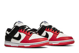 Vista frontal do Nike NBA x Nike Dunk Low Chicago Vermelho/Preto mostrando biqueira e costuras