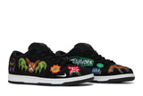 Vista frontal do Nike Neckface x Nike SB Dunk Low Pro Black mostrando biqueira e costuras