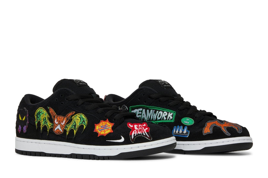 Vista frontal do Nike Neckface x Nike SB Dunk Low Pro Black mostrando biqueira e costuras