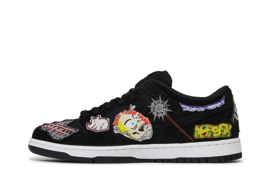 Vista lateral do Nike Neckface x Nike SB Dunk Low Pro Black mostrando design do cabedal e logo da marca