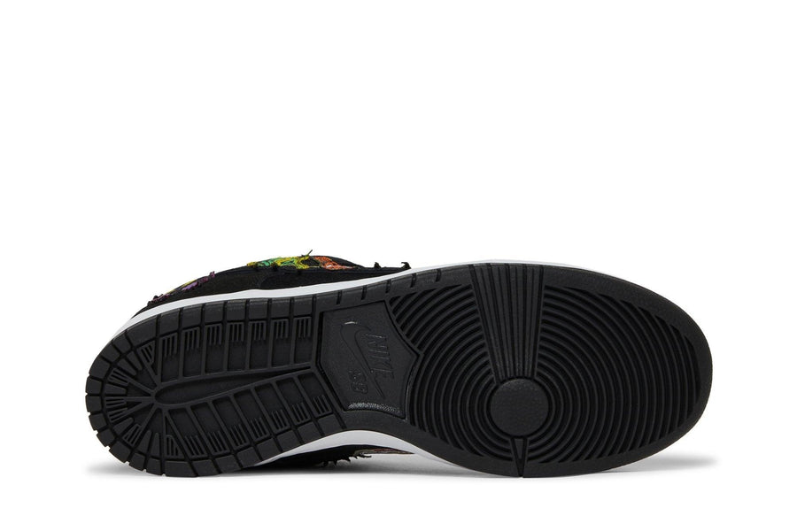 Vista traseira do Nike Neckface x Nike SB Dunk Low Pro Black mostrando calcanheira e detalhes do solado