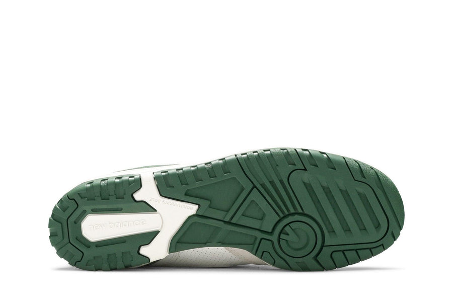 Vista traseira do New Balance New Balance 550 White Pine Green Branco/Verde mostrando calcanheira e detalhes do solado