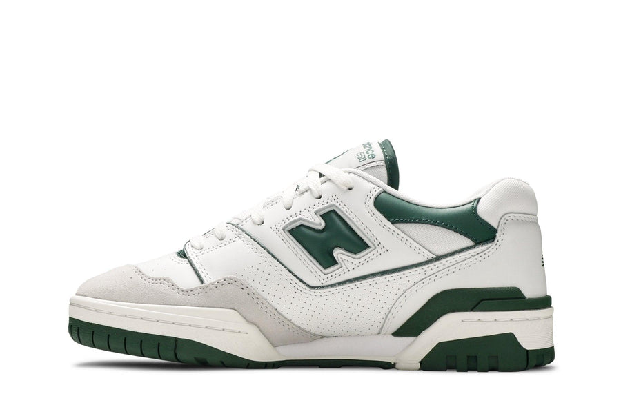 Vista lateral do New Balance New Balance 550 White Pine Green Branco/Verde mostrando design do cabedal e logo da marca