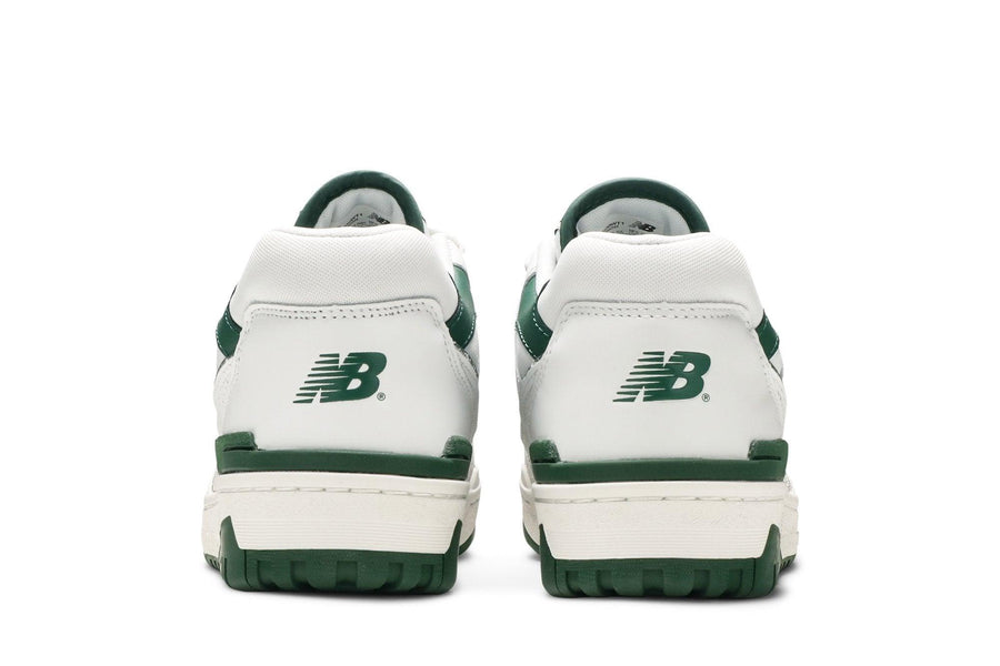 Vista superior do New Balance New Balance 550 White Pine Green Branco/Verde mostrando abertura, lingueta e cadarços