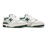 Vista frontal do New Balance New Balance 550 White Pine Green Branco/Verde mostrando biqueira e costuras