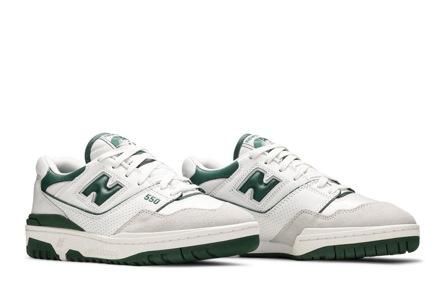 Vista frontal do New Balance New Balance 550 White Pine Green Branco/Verde mostrando biqueira e costuras
