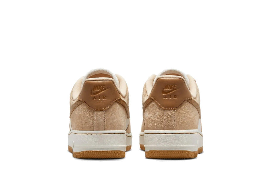 Vista lateral do Nike Nike Air Force 1 Low LXX "Vachetta Tan Flax" mostrando design do cabedal e logo da marca