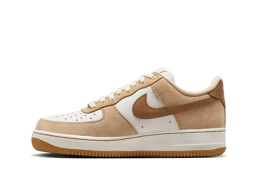 Vista traseira do Nike Nike Air Force 1 Low LXX "Vachetta Tan Flax" mostrando calcanheira e detalhes do solado