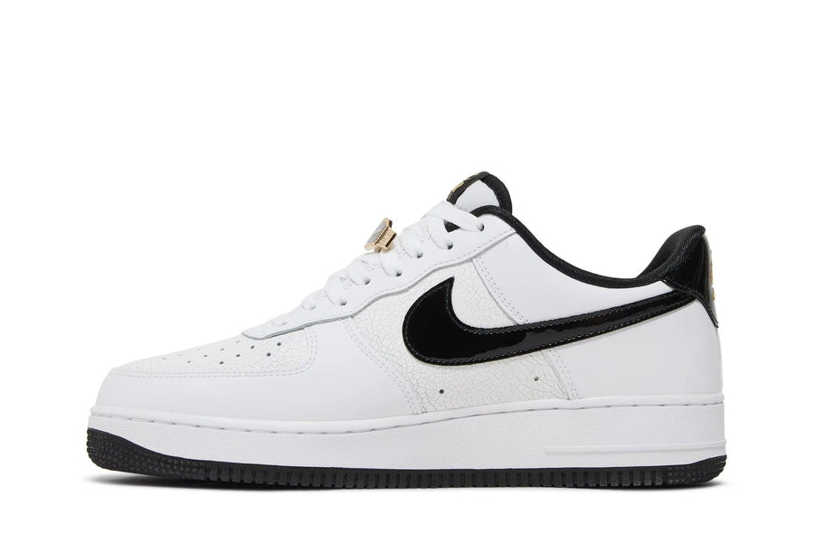 Vista lateral do Nike Nike Air Force 1 Low World Champ mostrando design do cabedal e logo da marca