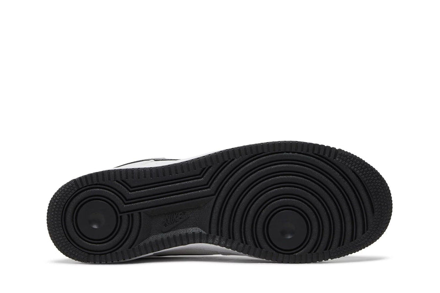 Vista traseira do Nike Nike Air Force 1 Low World Champ mostrando calcanheira e detalhes do solado