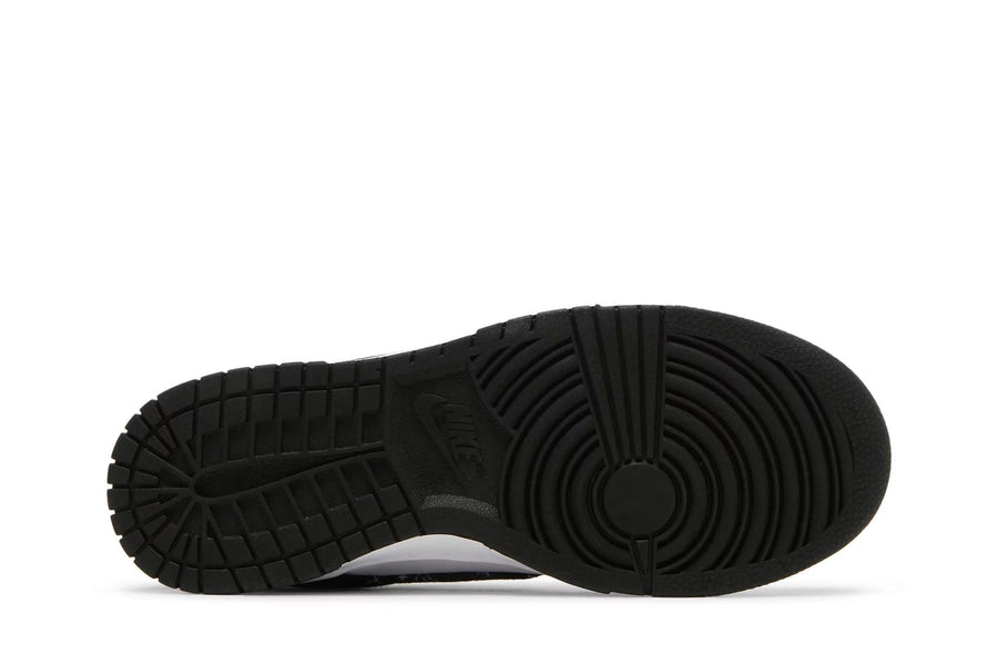 Vista traseira do Nike Nike Dunk Low Black Paisley mostrando calcanheira e detalhes do solado