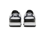 Vista superior do Nike Nike Dunk Low Black Paisley mostrando abertura, lingueta e cadarços