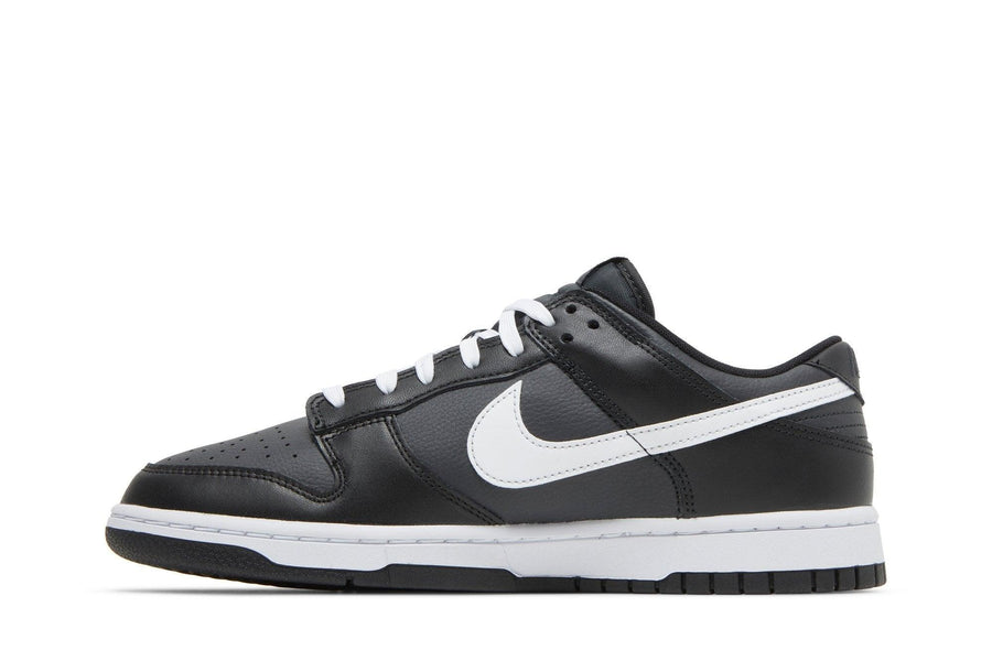 Vista lateral do Nike Nike Dunk Low Black Panda 2.0 mostrando design do cabedal e logo da marca
