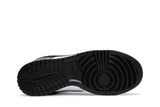 Vista traseira do Nike Nike Dunk Low Black OG Panda mostrando calcanheira e detalhes do solado