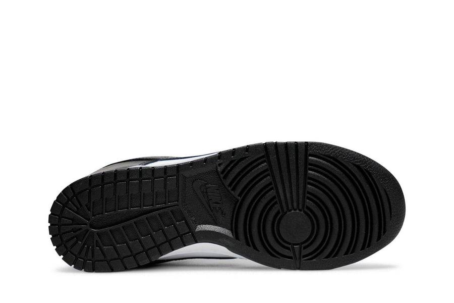 Vista traseira do Nike Nike Dunk Low Black OG Panda mostrando calcanheira e detalhes do solado