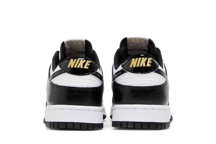 Vista superior do Nike Nike Dunk Low Black World Champ mostrando abertura, lingueta e cadarços