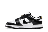 Vista lateral do Nike Nike Dunk Low Black World Champ mostrando design do cabedal e logo da marca