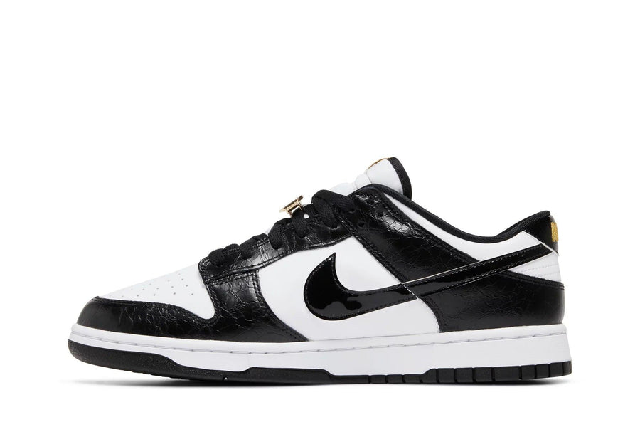 Vista lateral do Nike Nike Dunk Low Black World Champ mostrando design do cabedal e logo da marca