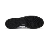 Vista traseira do Nike Nike Dunk Low Black World Champ mostrando calcanheira e detalhes do solado