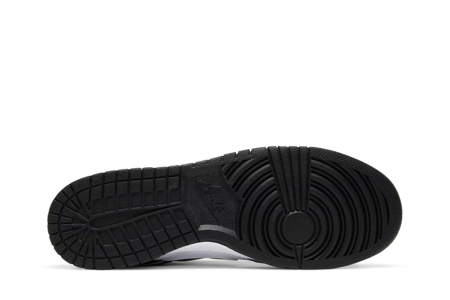 Vista traseira do Nike Nike Dunk Low Black World Champ mostrando calcanheira e detalhes do solado