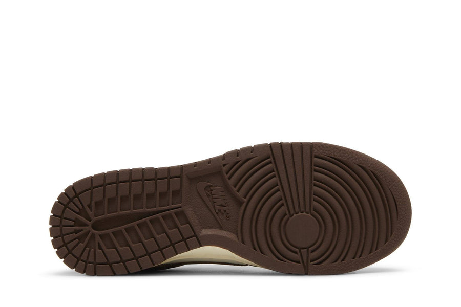 Vista traseira do Nike Nike Dunk Low Cacao Wow mostrando calcanheira e detalhes do solado