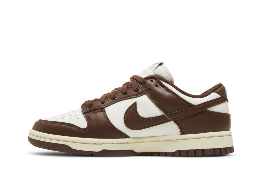 Vista lateral do Nike Nike Dunk Low Cacao Wow mostrando design do cabedal e logo da marca