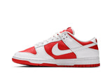 Vista lateral do Nike Nike Dunk Low Championship Red mostrando design do cabedal e logo da marca