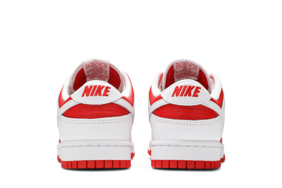 Vista superior do Nike Nike Dunk Low Championship Red mostrando abertura, lingueta e cadarços
