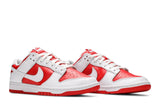 Vista frontal do Nike Nike Dunk Low Championship Red mostrando biqueira e costuras