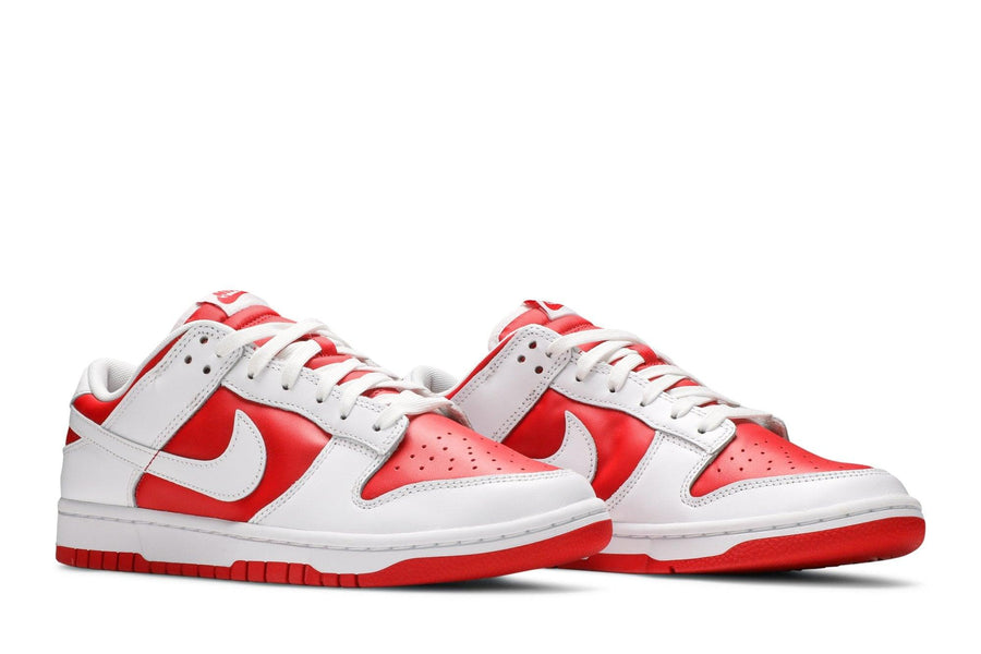 Vista frontal do Nike Nike Dunk Low Championship Red mostrando biqueira e costuras
