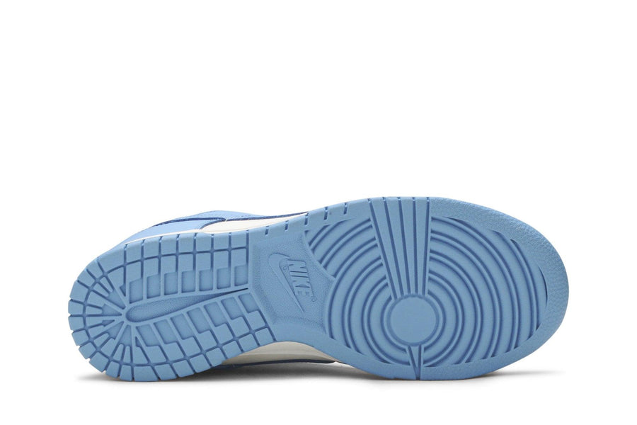 Vista traseira do Nike Nike Dunk Low Coast mostrando calcanheira e detalhes do solado